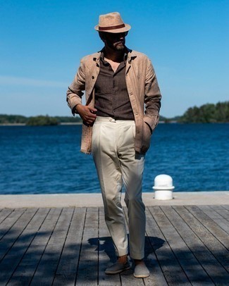 С чем носить светло-коричневую соломенную шляпу в 30 лет мужчине в теплую погоду в стиле смарт-кэжуал: Если ты ценишь комфорт и функциональность, светло-коричневая льняная куртка-рубашка и светло-коричневая соломенная шляпа — хороший вариант для расслабленного мужского ансамбля на каждый день. Хочешь сделать лук немного элегантнее? Тогда в качестве дополнения к этому образу, стоит выбрать серые эспадрильи из плотной ткани.