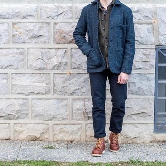 С чем носить коричневые кожаные ботинки в 30 лет мужчине осень: Темно-синяя шерстяная куртка-рубашка и темно-синие брюки чинос — великолепный вариант для воплощения мужского лука в стиле smart casual. Коричневые кожаные ботинки станут превосходным завершением твоего лука. Классный осенний лук, подобный этому — один из самых простых способов поднять себе настроение и зарядиться позитивом.