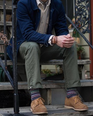 С чем носить темно-сине-зеленые носки в 20 лет мужчине осень: Если ты наметил себе насыщенный день, сочетание темно-синей куртки-рубашки и темно-сине-зеленых носков поможет создать практичный ансамбль в повседневном стиле. Теперь почему бы не привнести в повседневный образ толику изысканности с помощью коричневых замшевых туфель дерби? Этот образ отлично подойдет для прохладной погоды.
