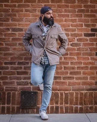 С чем носить серые замшевые низкие кеды в 30 лет мужчине в стиле кэжуал: Коричневая куртка-рубашка и голубые джинсы — обязательные вещи в арсенале джентльменов с чувством стиля. серые замшевые низкие кеды добавят ансамблю непринужденности и динамичности.
