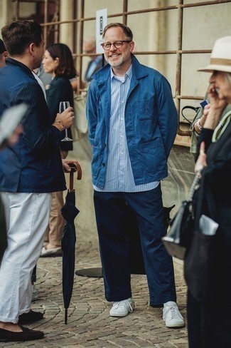 С чем носить синюю куртку-рубашку за 40 лет мужчине осень: Синяя куртка-рубашка и темно-синие брюки чинос — неотъемлемые вещи в арсенале стильного современного молодого человека. Ты можешь легко приспособить такой лук к повседневным делам, надев белыми кожаными низкими кедами. Классный осенний ансамбль, подобный этому — один из самых быстрых способов поднять себе настроение и зарядиться энергией на весь день.