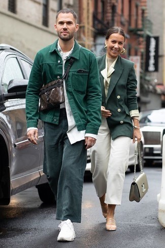 Какие куртки-рубашки носить с темно-зелеными брюками чинос в 30 лет осень: Сочетание куртки-рубашки и темно-зеленых брюк чинос — замечательный пример современного городского стиля. Дополнив образ белыми кроссовками, можно привнести в него свежую нотку. Без сомнений, такой образ будет смотреться безукоризненно в межсезонный период, когда погода начнет портиться.