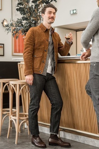 Какие джинсы носить с коричневой курткой-рубашкой мужчине в стиле смарт-кэжуал: Комбо из коричневой куртки-рубашки и джинсов продолжает нравиться стильным мужчинам. Очень гармонично здесь будут смотреться темно-коричневые кожаные лоферы.