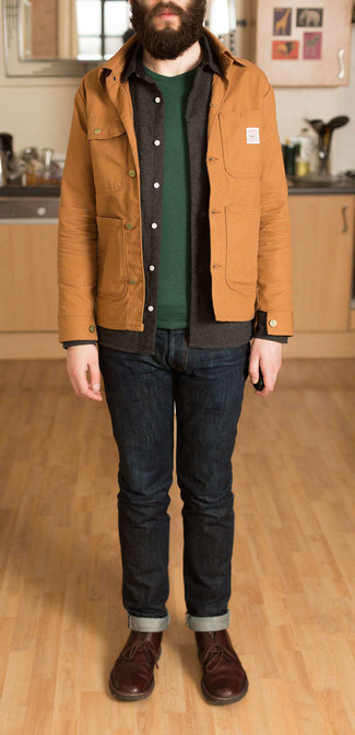 Модный лук: табачная куртка-рубашка, темно-коричневая фланелевая рубашка с длинным рукавом, темно-зеленая футболка с круглым вырезом, темно-синие джинсы