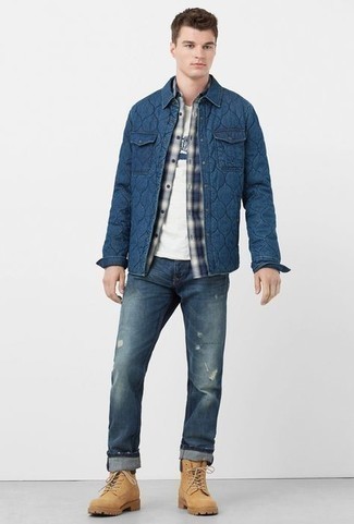 Какие рабочие ботинки носить с темно-синей курткой-рубашкой мужчине в спортивном стиле: Если в одежде ты делаешь ставку на комфорт и функциональность, темно-синяя куртка-рубашка и темно-синие рваные джинсы — отличный выбор для расслабленного повседневного мужского лука. Рабочие ботинки привнесут в лук чуть больше живости.