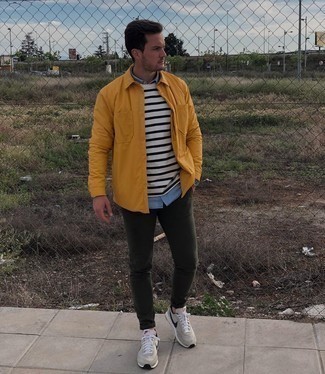 Какие брюки чинос носить с желтой курткой-рубашкой: Желтая куртка-рубашка и брюки чинос — обязательные вещи в гардеробе парней с превосходным вкусом в одежде. Такой лук легко приспособить к повседневным делам, если дополнить его бежевыми кроссовками.