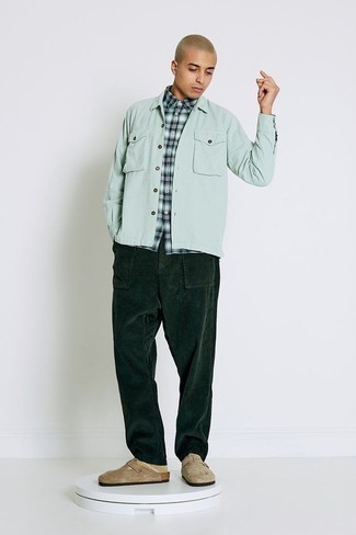 С чем носить темно-зеленые брюки мужчине в теплую погоду в стиле смарт-кэжуал: Если ты приписываешь себя к той немногочисленной группе парней, ориентирующихся в модных тенденциях, тебе полюбится лук из мятной куртки-рубашки и темно-зеленых брюк. Закончив образ светло-коричневыми замшевыми лоферами, можно привнести в него немного привлекательного консерватизма.