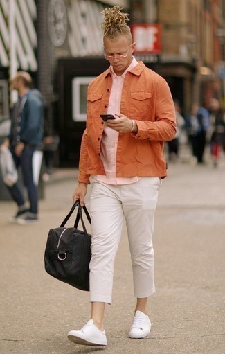 С чем носить белые брюки чинос в 20 лет весна: Если ты принадлежишь к той категории мужчин, которые одеваются модно, тебе подойдет лук из оранжевой куртки-рубашки и белых брюк чинос. Белые кожаные низкие кеды помогут сделать образ менее официальным. Мы откровенно неравнодушны к этому образу и несомненно возьмем его на вооружение для межсезонья, когда зимняя пора уходит и сменяется весной.