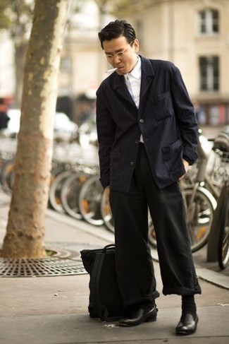 Какие куртки-рубашки носить с черными брюками чинос в 30 лет в теплую погоду в стиле смарт-кэжуал: Фанатам непринужденного стиля придется по вкусу лук из куртки-рубашки и черных брюк чинос. Что же касается обуви, можешь отдать предпочтение классике и выбрать черные кожаные лоферы.