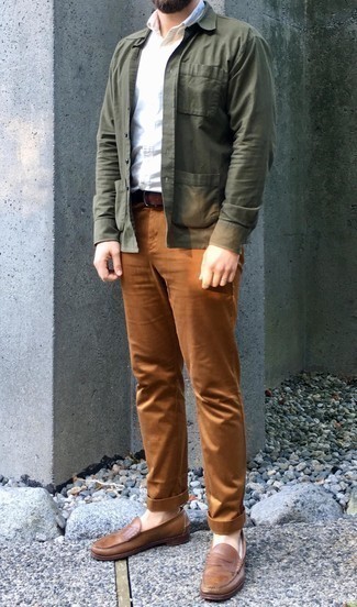 Какие куртки-рубашки носить с коричневыми брюками чинос весна: Если ты принадлежишь к той категории джентльменов, которые одеваются со вкусом, тебе придется по вкусу ансамбль из куртки-рубашки и коричневых брюк чинос. Любители модных экспериментов могут завершить образ коричневыми кожаными лоферами, тем самым добавив в него толику утонченности. Когда зима сменяется более теплой погодой, мы убираем подальше зимнюю одежду и хотим выглядеть по-весеннему притягательно и по моде,. Подобное сочетание поможет тебе найти необходимое вдохновение.