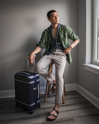 С чем носить темно-синий чемодан мужчине лето: Если в одежде ты ценишь удобство и функциональность, оливковая куртка-рубашка и темно-синий чемодан — классный выбор для стильного мужского образа на каждый день. Если тебе нравится рисковать, на ноги можно надеть темно-коричневые кожаные сандалии. Переносить мучительную летнюю жару гораздо проще, когда ты одет вот так.