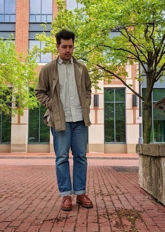 С чем носить коричневые кожаные ботинки дезерты: Коричневая куртка-рубашка в клетку и синие джинсы будет замечательным вариантом для непринужденного повседневного образа. Вместе с этим образом прекрасно смотрятся коричневые кожаные ботинки дезерты.