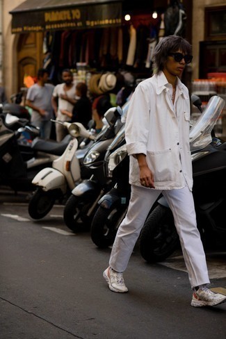 Как носить белые джинсы с бежевыми кроссовками мужчине: Поклонникам стиля casual понравится тандем белой куртки-рубашки и белых джинсов. Поклонники смелых вариантов могут закончить ансамбль бежевыми кроссовками.