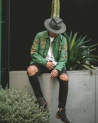 С чем носить зеленую куртку-рубашку с принтом в 20 лет мужчине: Если ты ценишь удобство и функциональность, зеленая куртка-рубашка с принтом и черные рваные джинсы — великолепный выбор для привлекательного мужского ансамбля на каждый день. Хочешь привнести в этот наряд немного строгости? Тогда в качестве дополнения к этому образу, выбери черные замшевые ботинки челси.