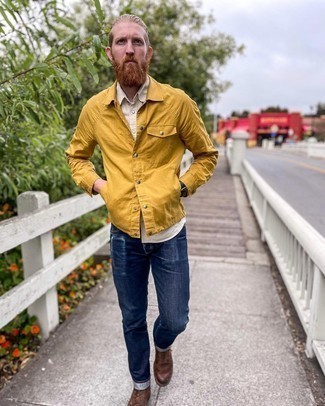 С чем носить желтую куртку-рубашку мужчине: Тандем желтой куртки-рубашки и темно-синих джинсов поможет выглядеть стильно, но при этом подчеркнуть твой личный стиль. В паре с этим ансамблем наиболее уместно будут выглядеть темно-коричневые кожаные повседневные ботинки.