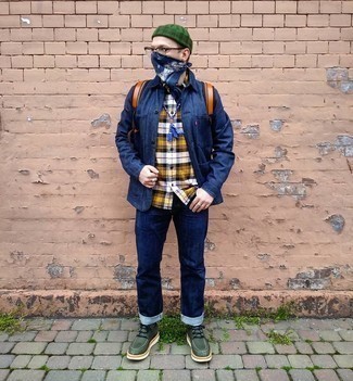 С чем носить рюкзак в 30 лет мужчине в теплую погоду: Темно-синяя джинсовая куртка-рубашка и рюкзак — превосходная формула для создания приятного и удобного ансамбля. Любишь экспериментировать? Дополни образ темно-зелеными кожаными туфлями дерби.