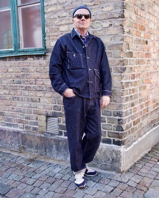 С чем носить бежевые кеды за 50 лет мужчине в теплую погоду: Темно-синяя джинсовая куртка-рубашка и темно-синие джинсы — великолепный выбор для вечера с друзьями. Ты можешь легко приспособить такой образ к повседневным делам, закончив его бежевыми кедами.