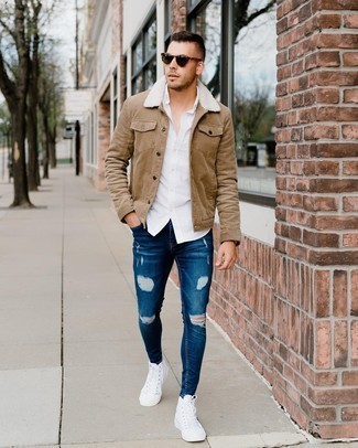 С чем носить темно-синие зауженные джинсы в 30 лет мужчине: Дуэт светло-коричневой вельветовой куртки-рубашки и темно-синих зауженных джинсов - самый простой из возможных ансамблей для активного досуга. Белые высокие кеды из плотной ткани помогут сделать образ не таким формальным.