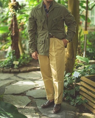 С чем носить горчичные классические брюки мужчине весна в стиле смарт-кэжуал: Для воплощения элегантного мужского вечернего лука чудесно подойдет оливковая куртка-рубашка и горчичные классические брюки. Пара темно-коричневых кожаных лоферов гармонично интегрируется в этот образ. Чем не идеальный образ на весеннее время года?