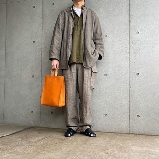 С чем носить оранжевую сумку в 30 лет мужчине лето в стиле кэжуал: Если в одежде ты ценишь комфорт и практичность, серая куртка-рубашка и оранжевая сумка — превосходный вариант для привлекательного мужского лука на каждый день. Любишь незаурядные решения? Тогда заверши свой образ черными кожаными сандалиями. Пережить невозможную летнюю жару значительно проще, когда ты одет вот так.