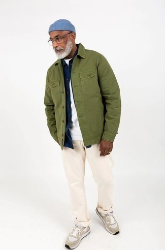 Как одеваться мужчине за 50: Сочетание оливковой куртки-рубашки и бежевых брюк чинос выглядит очень удачно, согласен? И почему бы не разнообразить образ с помощью бежевых кроссовок?