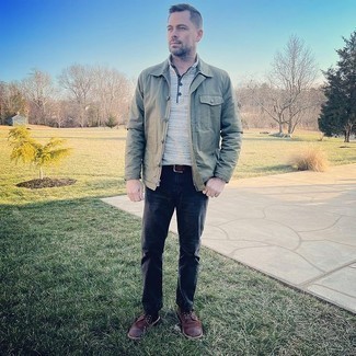 Какие джинсы носить с мятной курткой-рубашкой мужчине в стиле смарт-кэжуал: Мятная куртка-рубашка в сочетании с джинсами поможет составить модный мужской образ. Темно-коричневые замшевые повседневные ботинки органично впишутся в лук.