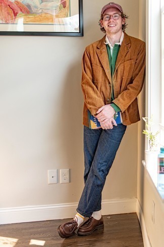 С чем носить табачные ботинки дезерты в 20 лет: Табачная вельветовая куртка-рубашка в сочетании с темно-синими джинсами — замечательный вариант для создания мужского ансамбля в стиле элегантной повседневности. Великолепно сюда подойдут табачные ботинки дезерты.