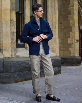 С чем носить серые брюки карго в 30 лет: Сочетание темно-синей шерстяной куртки-рубашки и серых брюк карго поможет создать модный мужской образ. Если ты любишь сочетать в своих образах разные стили, из обуви можешь надеть темно-пурпурные кожаные лоферы.