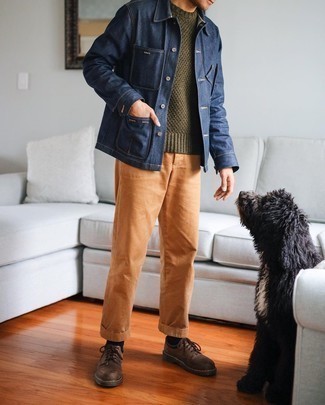 С чем носить синюю джинсовую куртку-рубашку в 30 лет мужчине осень в стиле смарт-кэжуал: Поклонникам стиля элегантная повседневность понравится образ из синей джинсовой куртки-рубашки и табачных брюк чинос. Любишь экспериментировать? Дополни образ темно-коричневыми кожаными туфлями дерби. Такое ансамбль из базовых вещей гарантирует, что твой осенний образ не будет унылым и неинтересным.