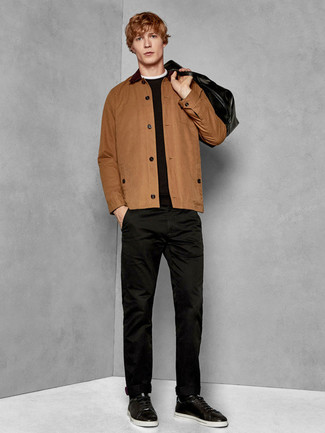 Какие брюки чинос носить с коричневой курткой-рубашкой: Коричневая куртка-рубашка и брюки чинос помогут составить гармоничный стильный лук. Чтобы привнести в образ толику беззаботства , на ноги можно надеть черные кожаные низкие кеды.