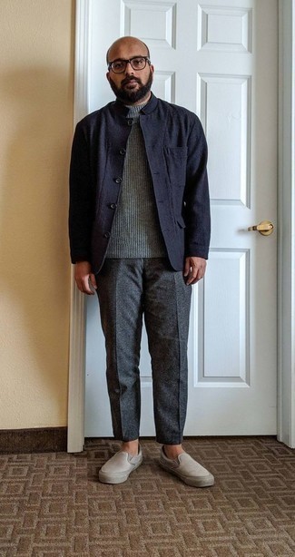 С чем носить светло-коричневую обувь за 40 лет мужчине в теплую погоду в стиле смарт-кэжуал: Если ты приписываешь себя к той немногочисленной категории парней, способных разбираться в модных тенденциях, тебе подойдет дуэт темно-синей куртки-рубашки и темно-серых брюк чинос. Ты можешь легко адаптировать такой лук к повседневным делам, дополнив его бежевыми слипонами из плотной ткани.