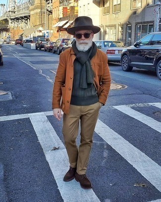 С чем носить серебряный шарф за 50 лет мужчине: Если ты отдаешь предпочтение комфорту и функциональности, тебе полюбится сочетание табачной куртки-рубашки и серебряного шарфа. Хотел бы сделать образ немного элегантнее? Тогда в качестве обуви к этому луку, обрати внимание на темно-коричневые замшевые повседневные ботинки.