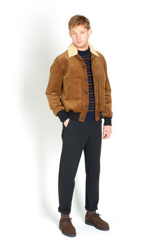 Как носить коричневую вельветовую куртку-рубашку с черными брюками чинос осень: Если ты принадлежишь к той редкой группе парней, которые каждый день одеваются безукоризненно стильно, тебе понравится образ из коричневой вельветовой куртки-рубашки и черных брюк чинос. Почему бы не добавить в повседневный лук немного изысканности с помощью темно-коричневых замшевых туфель дерби? Разумеется, подобное сочетание станет хорошей идеей в солнечный осенний день.