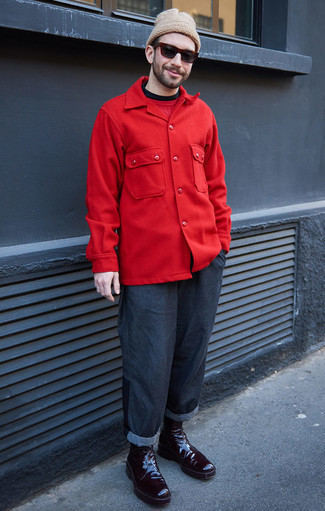 Какие свитера с круглым вырезом носить с красной курткой-рубашкой мужчине в прохладную погоду: Если ты принадлежишь к той редкой группе мужчин, способных неплохо разбираться в том, что стильно, а что нет, тебе подойдет сочетание красной куртки-рубашки и свитера с круглым вырезом. Любители экспериментировать могут дополнить образ темно-красными кожаными ботинками челси, тем самым добавив в него толику изысканности.