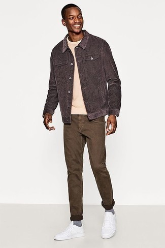 Модный лук: темно-серая куртка-рубашка, бежевый свитер с круглым вырезом, коричневые джинсы, белые кожаные низкие кеды