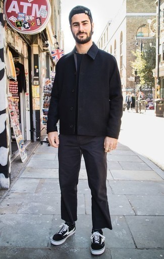 Какие низкие кеды носить с черной курткой-рубашкой мужчине: Черная куртка-рубашка и темно-серые джинсы — хороший вариант, если ты хочешь создать лёгкий, но в то же время стильный мужской образ. Любишь дерзкие решения? Можешь завершить свой лук низкими кедами.