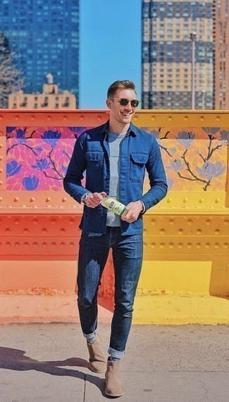 С чем носить синюю куртку в 30 лет мужчине в теплую погоду: Тандем синей куртки и темно-синих джинсов позволит создать необычный мужской образ в непринужденном стиле. Закончив ансамбль светло-коричневыми замшевыми ботинками челси, получим поразительный результат.