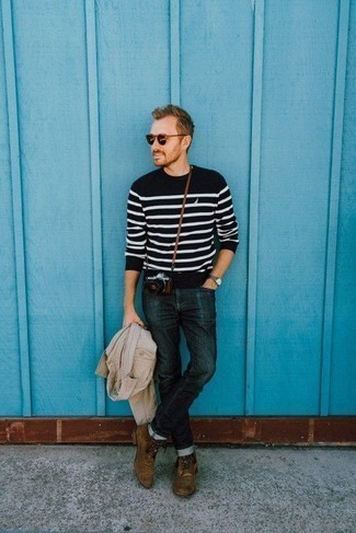 Модный лук: бежевая куртка-рубашка, черно-белый свитер с круглым вырезом в горизонтальную полоску, темно-синие джинсы, коричневые замшевые повседневные ботинки