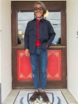 С чем носить темно-красный свитер с круглым вырезом за 50 лет мужчине в теплую погоду в стиле смарт-кэжуал: Темно-красный свитер с круглым вырезом и синие джинсы надежно закрепились в гардеробе многих джентльменов, позволяя создавать эффектные и стильные луки. В сочетании с этим ансамблем наиболее уместно будут смотреться темно-коричневые замшевые ботинки дезерты.