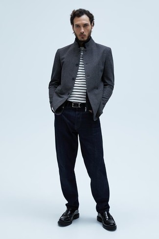 С чем носить серую куртку-рубашку в 30 лет мужчине: Сочетание серой куртки-рубашки и темно-синих джинсов — отличная идея для воплощения мужского образа в элегантно-деловом стиле. Думаешь привнести сюда нотку изысканности? Тогда в качестве обуви к этому ансамблю, обрати внимание на черные кожаные лоферы.