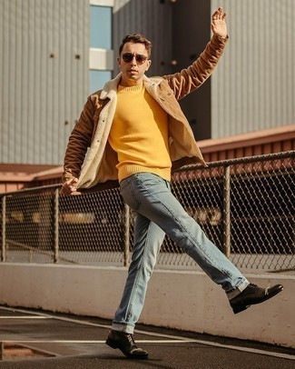 С чем носить желтый свитер с круглым вырезом в 30 лет мужчине: Желтый свитер с круглым вырезом и голубые джинсы — идеальный вариант, если ты ищешь простой, но в то же время модный мужской лук. Этот лук легко обретает свежее прочтение в тандеме с черными кожаными повседневными ботинками.