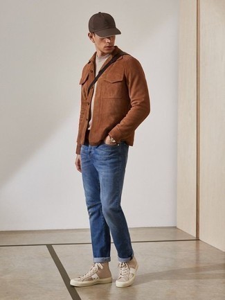 Как носить темно-синие джинсы с светло-коричневыми высокими кедами из плотной ткани мужчине осень: Коричневая замшевая куртка-рубашка и темно-синие джинсы помогут создать гармоничный и стильный образ. Любишь дерзкие решения? Дополни свой образ светло-коричневыми высокими кедами из плотной ткани. Как по нам, так это крутое решение для пасмурной погоды.