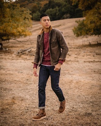 Какие джинсы носить с красным свитером с круглым вырезом в 30 лет мужчине осень в стиле смарт-кэжуал: Красный свитер с круглым вырезом в сочетании с джинсами продолжает нравиться стильным джентльменам. В сочетании с коричневыми кожаными повседневными ботинками такой ансамбль смотрится особенно выгодно. Само собой разумеется, такое сочетание вещей будет замечательным решением для прохладной осенней погоды.