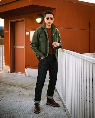 Как носить черные джинсы с темно-коричневыми кожаными повседневными ботинками мужчине осень: Темно-зеленая куртка-рубашка в сочетании с черными джинсами поможет выразить твой личный стиль и выгодно выделиться из серой массы. Темно-коричневые кожаные повседневные ботинки — великолепный выбор, чтобы дополнить лук. Остановив выбор на таком осеннем луке, будь уверен, ты будешь выглядеть выше всяких похвал.