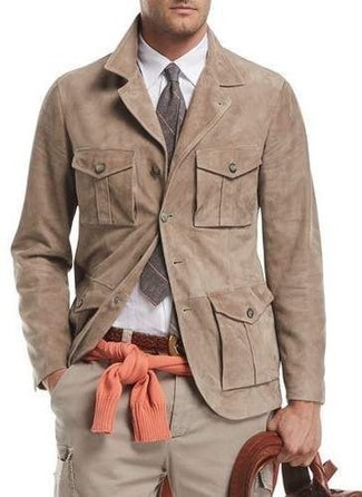 Как носить светло-коричневую куртку-рубашку с бежевыми брюками карго осень: Привлекательное сочетание светло-коричневой куртки-рубашки и бежевых брюк карго позволит выразить твой индивидуальный стиль и выигрышно выделиться из общей массы. Такой образ обязательно полюбится тебе осенью.