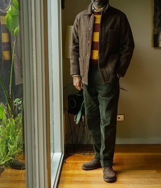 С чем носить бело-красно-синий свитер с круглым вырезом в горизонтальную полоску за 50 лет мужчине: Бело-красно-синий свитер с круглым вырезом в горизонтальную полоску смотрится гармонично в тандеме с темно-зелеными вельветовыми классическими брюками. Чтобы ансамбль не получился слишком зализанным, можешь завершить его темно-коричневыми замшевыми ботинками дезертами.