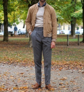 С чем носить серые носки в горизонтальную полоску в 30 лет мужчине: Если ты ценишь удобство и функциональность, светло-коричневая замшевая куртка-рубашка и серые носки в горизонтальную полоску — прекрасный выбор для привлекательного повседневного мужского ансамбля. Хочешь добавить в этот лук нотку эффектности? Тогда в качестве дополнения к этому образу, обрати внимание на коричневые замшевые лоферы с кисточками.