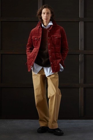 С чем носить темно-красную вельветовую куртку-рубашку мужчине осень: Темно-красная вельветовая куртка-рубашка и светло-коричневые брюки чинос — это тот мужской образ, который гарантирует тебе комплименты в течение дня. Завершив лук черными кожаными массивными лоферами, можно привнести в него классическую нотку. В таком ансамбле приятно встречать очаровательную осеннюю пору.