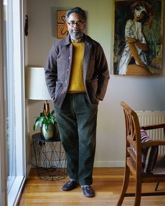 С чем носить темно-коричневые кожаные лоферы за 50 лет мужчине в прохладную погоду в стиле смарт-кэжуал: Темно-коричневая шерстяная куртка-рубашка в сочетании с темно-зелеными вельветовыми брюками чинос может стать великолепным образом для офиса. Боишься выглядеть неаккуратно? Заверши этот лук темно-коричневыми кожаными лоферами.