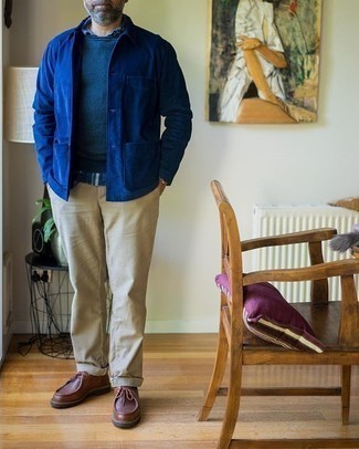 С чем носить коричневые кожаные ботинки дезерты за 50 лет: Синяя куртка-рубашка в паре с бежевыми брюками чинос несомненно будет привлекать взоры красивых барышень. Вместе с этим образом гармонично смотрятся коричневые кожаные ботинки дезерты.
